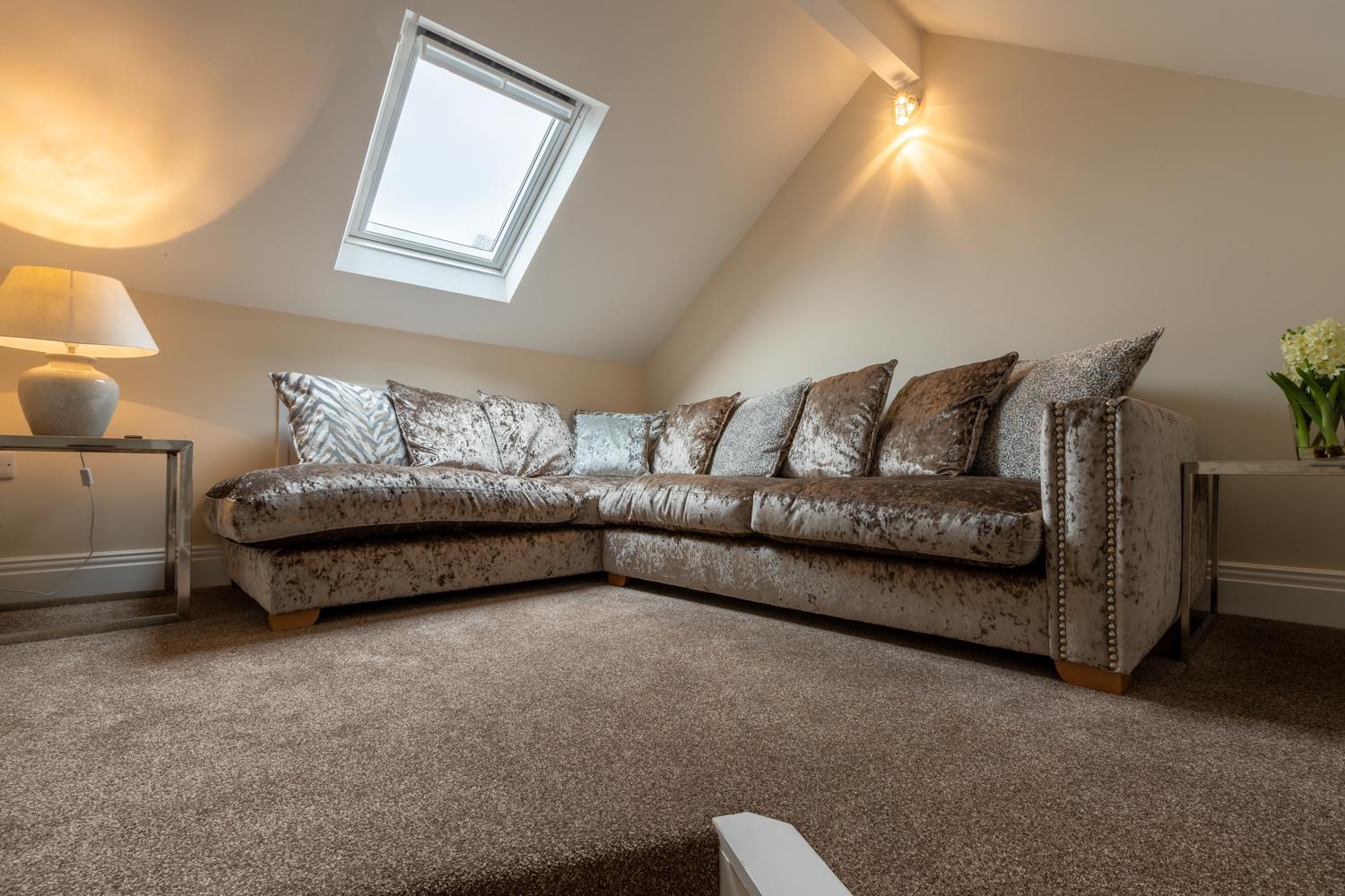 Burnside Hotel&Spa Bowness-on-Windermere Zimmer foto A crushed velvet sofa